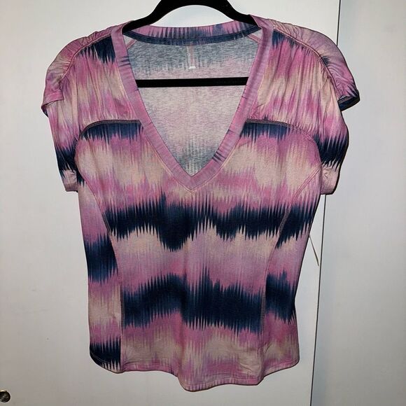 FP Movement Heatwave V Neck Pink Blue Tie Dye Tee Large NWT - Picture 1 of 9